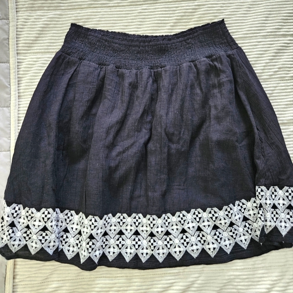 Old Navy Elegant Black Skirt with White Lace Trim Size M NWT